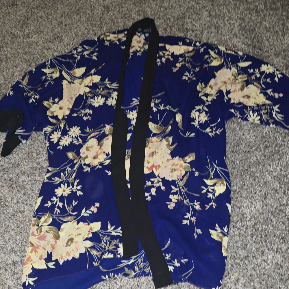 Charlotte Russe Black Trim Blue Floral Kimono